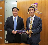 Prof. Joseph Sung (right), Vice-Chancellor of CUHK, presents a souvenir to Prof. Li Yuanyuan, President of Jilin University